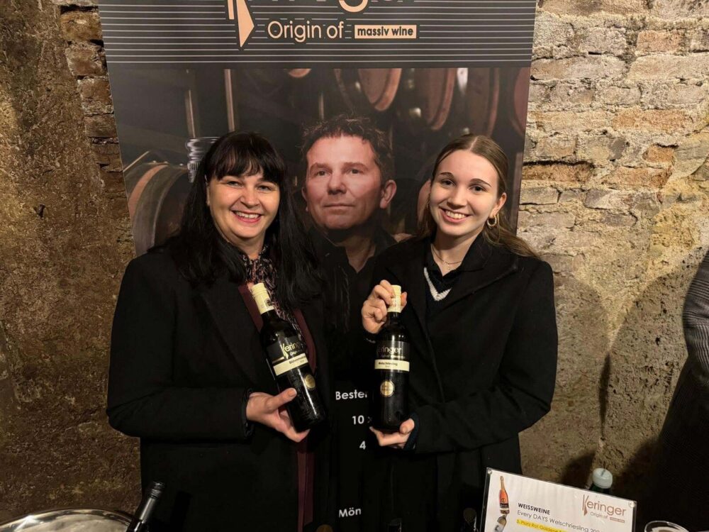 Marietta und Helena Keringer beim Aussenken im Rahmen der Mönchhofer Wein- und Kulturtage 2025