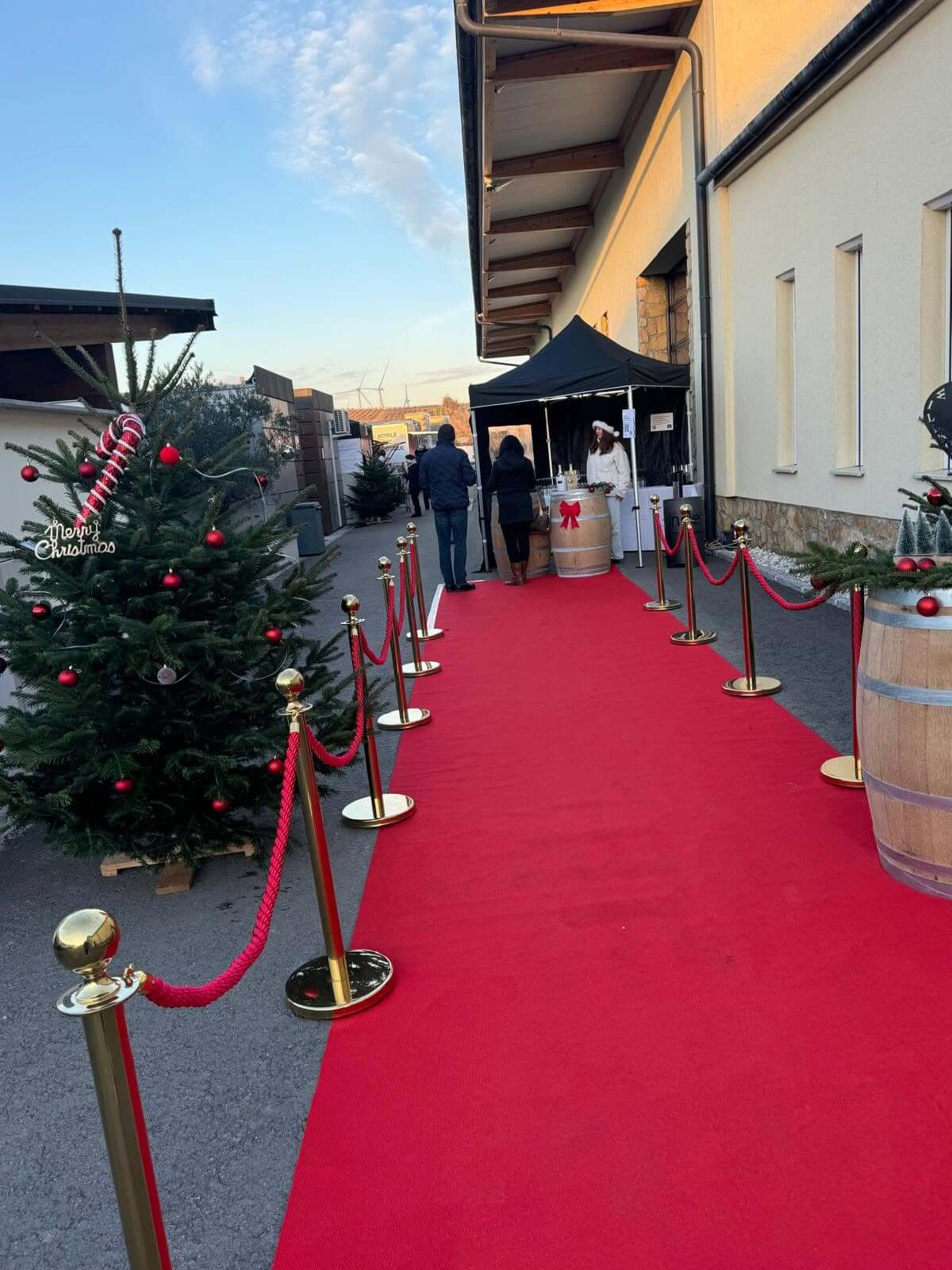 Eingangsbereich mit Roten Teppich und geschmückten Weihnachtsbaum im Rahmen der Veranstaltung Advent by Keringer 2025