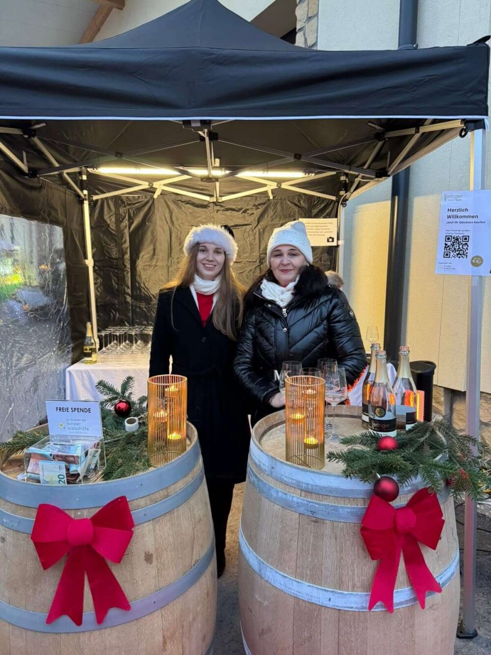 Marietta und Helena Keringer mit Weihnachtsmütze beim Empfang der Veranstaltung Advent by Keringer