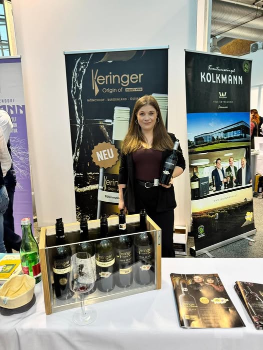 Isabelle Voigt bei der Weinverkostung im Rahmen der Veranstaltung Wein & Genuss Linz