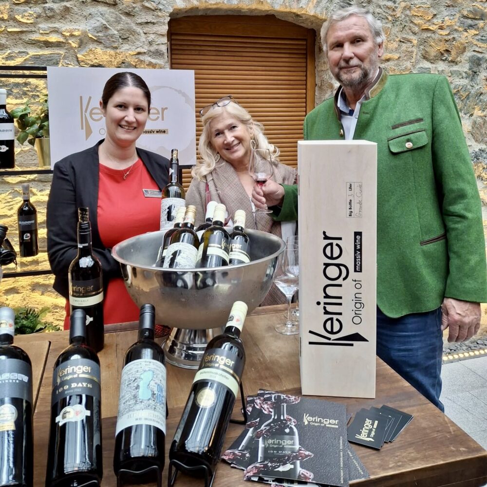 Lisa Haubenwallner mit Gästen im Rahmen der Veranstaltung Alpe-Adria Weinfestival & Clubbing, Weingut Keringer
