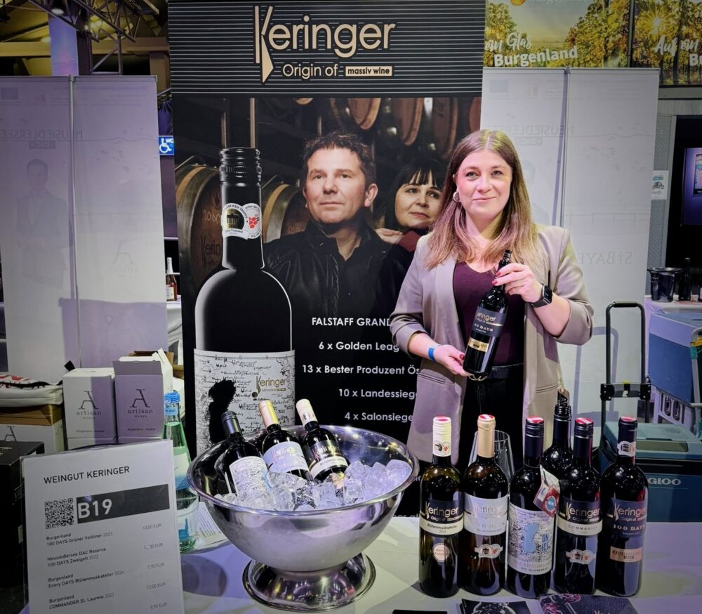 Isabella Voigt beim Verkostungstisch im Rahmen der Veranstaltung Wein Burgenland in München, Weingut Keringer