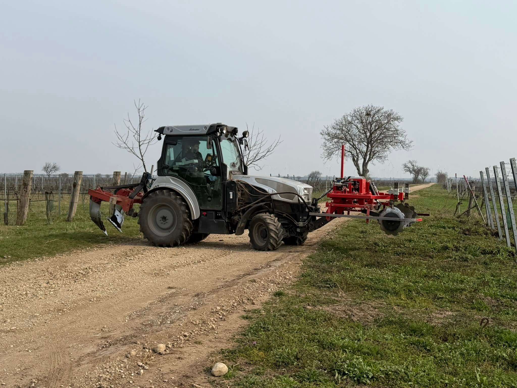 Traktor im Weingarten, Weingut Keringer