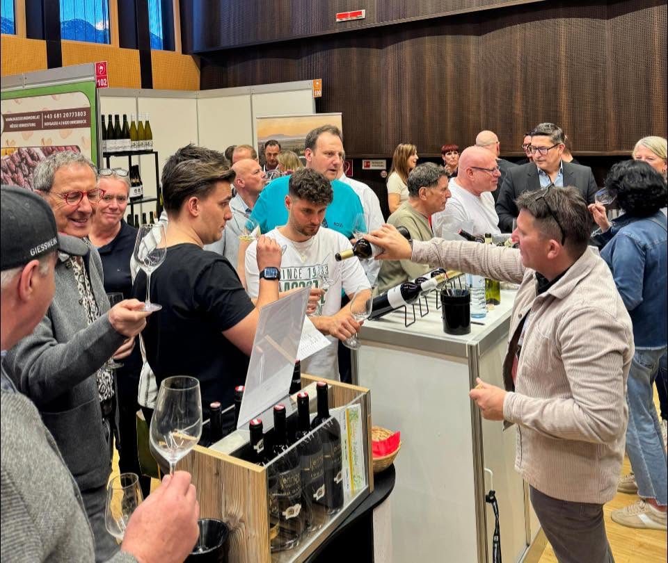 Robert Keringer mit Gästen bei der Weinverkostung im Rahmen der Weinmesse Innsbruck, Weingut Keringer