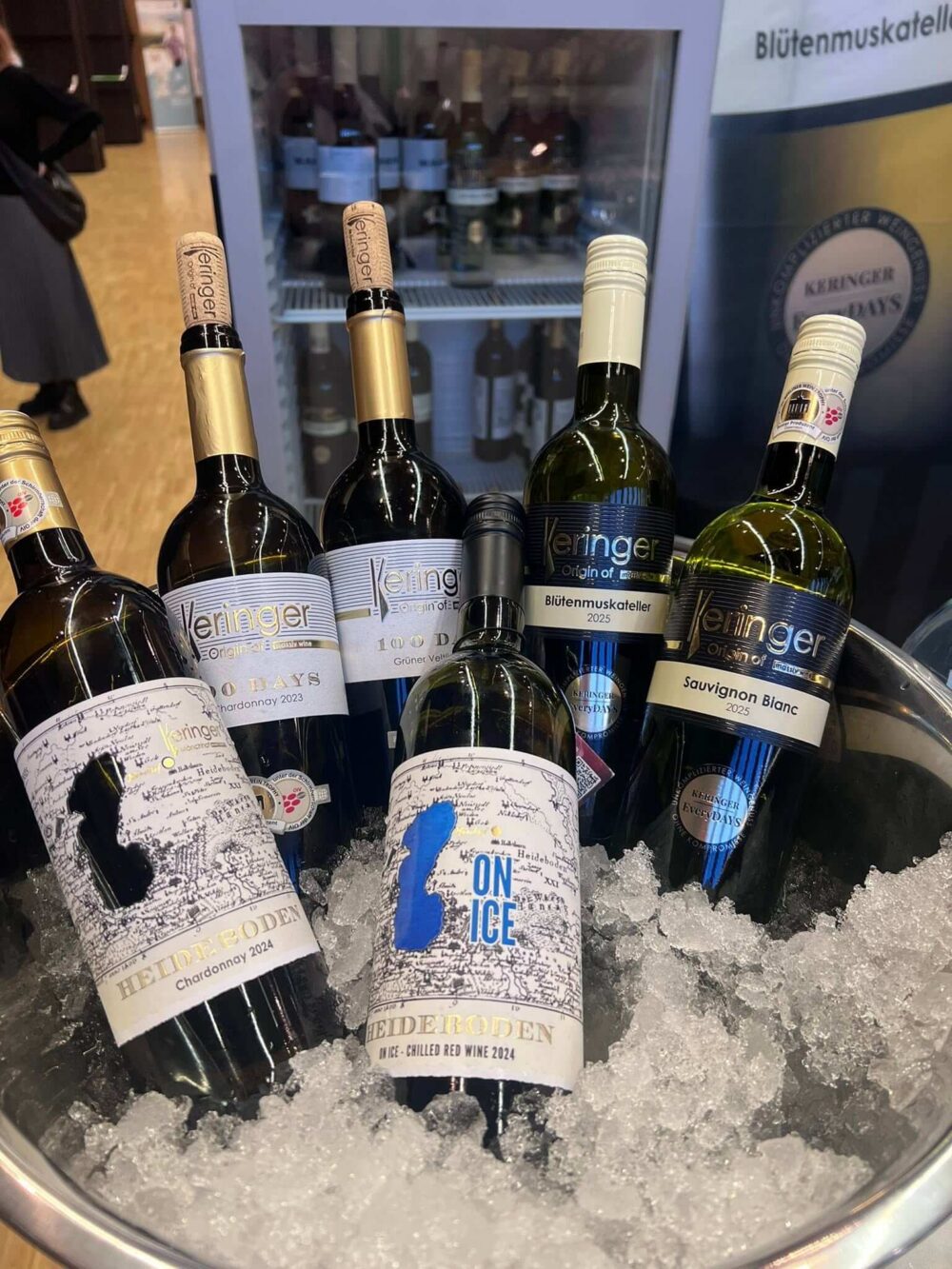 Weinflaschen in der Eisschale im Rahmen der Weinmesse Innsbruck, Weingut Keringer