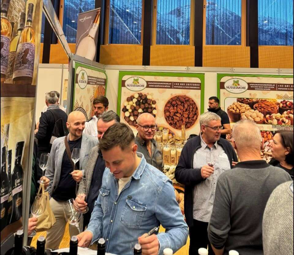 Gäste bei der Weinverkostung im Rahmen der Weinmesse Innsbruck, Weingut Keringer
