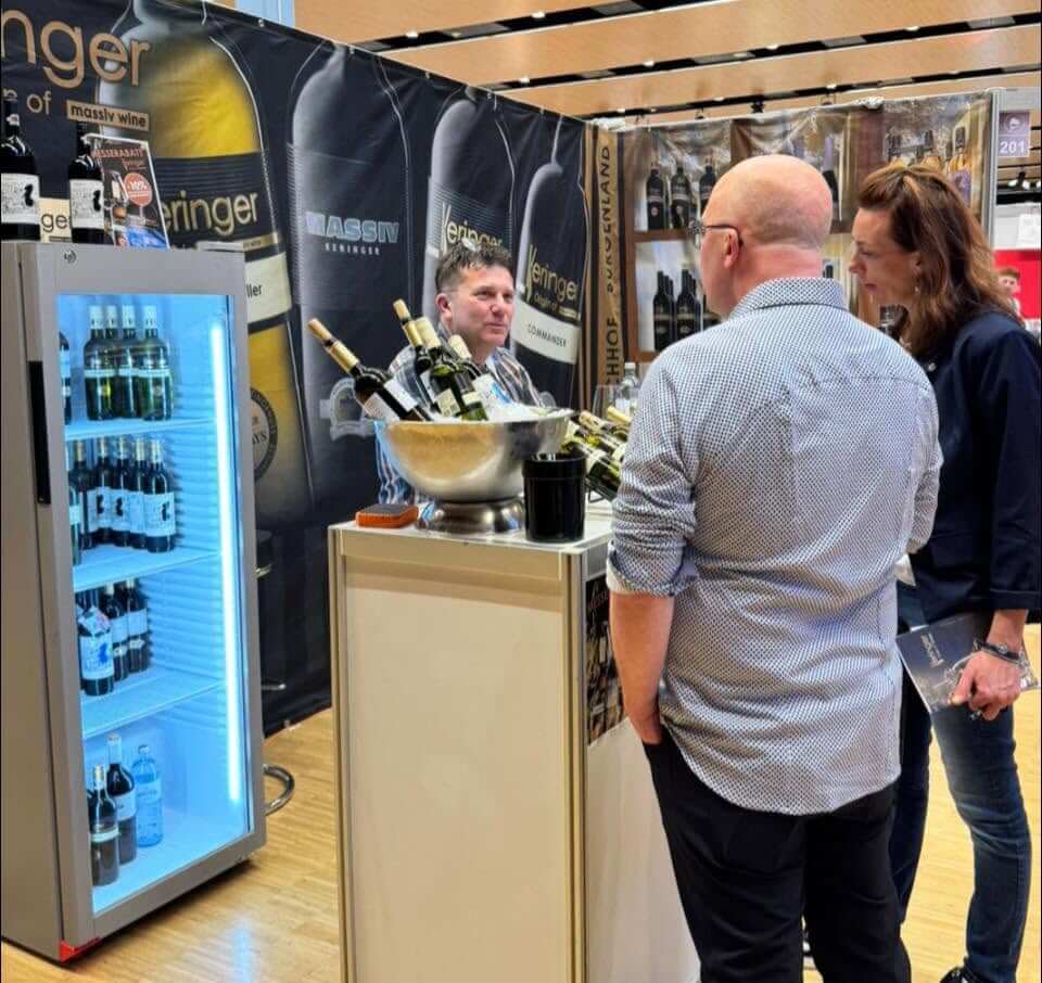 Robert Keringer mit Gästen im Rahmen der Weinmesse Innsbruck