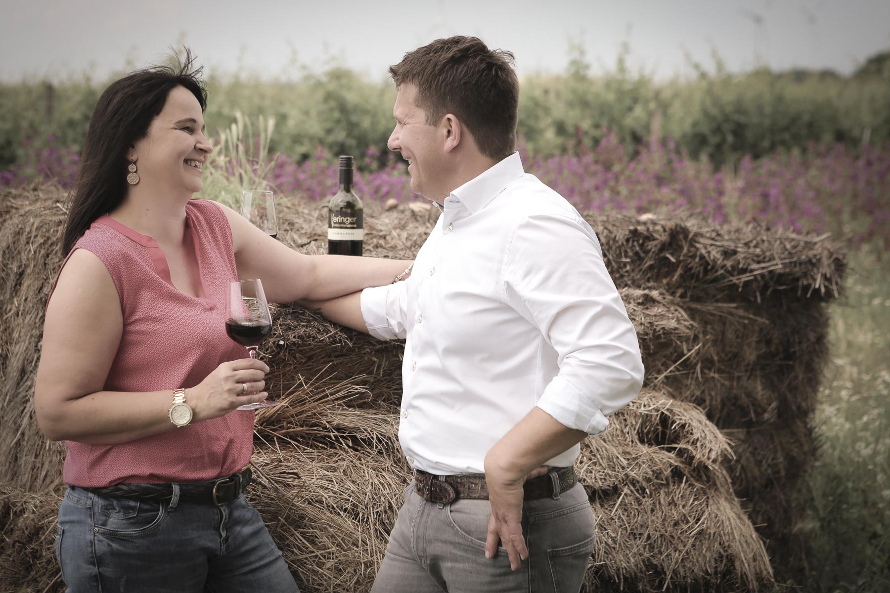 Marietta und Robert Keringer mit einem Glaserl Wein draußen