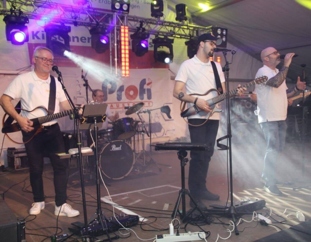 Band Stromlos auf der Bühne bei der Veranstaltung "Sautanz"